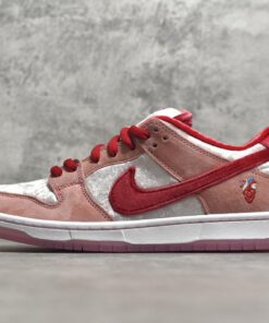 Strangelove Dunks Reps – SB Dunk Low Replica with Heart Details